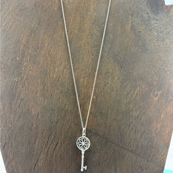 Tiffany & Co. 9.25 S. Silver Daisy Key Pendant With Diamond Necklace - Picture 4 of 9
